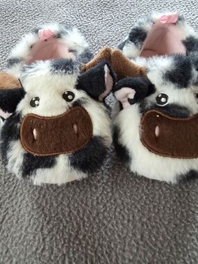 NWOT - Wonder Nation White & Black Fuzzy Cow Baby Slippers